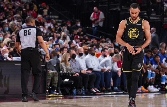  库里单场14记三分，勇士狂胜开拓者  